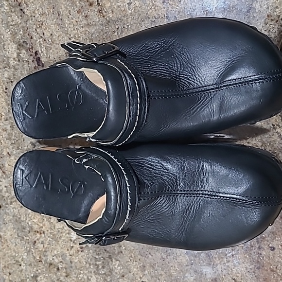 Earth Black Leather Clogs - Picture 2 of 12